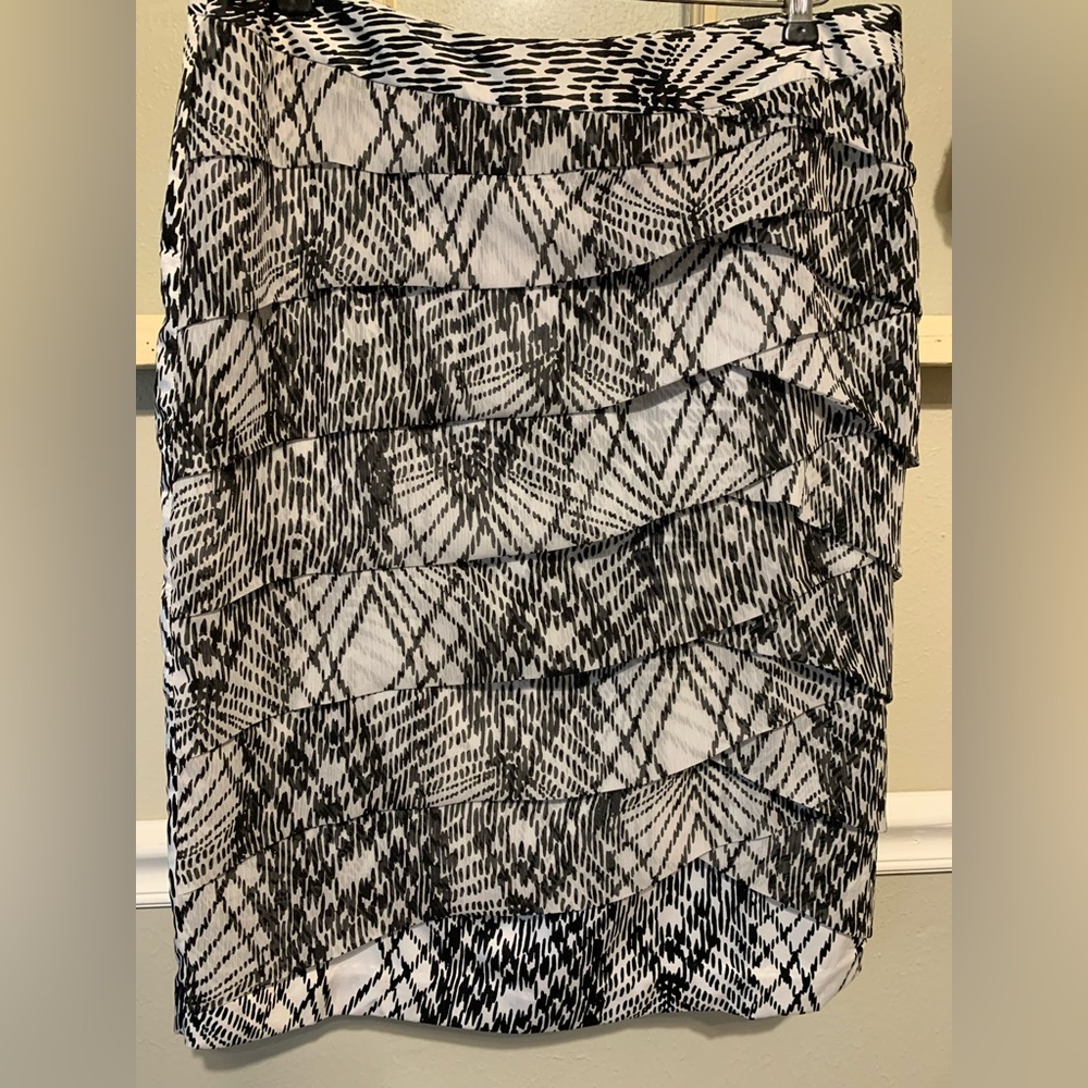 Worthington ruffled front layer skirt size 14
